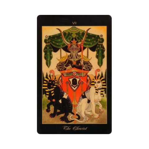 Tarot korta Karieta, raudonas skydo dizainas su juoda ir balta sfinksais bei žaliu baldakimu, klasikinis variantas