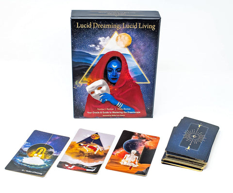 Orakulo kortos Lucid Dreaming, Lucid Living su dėžute ir ryškia mėlynos figūros raudonoje skraistėje iliustracija bei išdėstytomis kortomis priešais dėžę