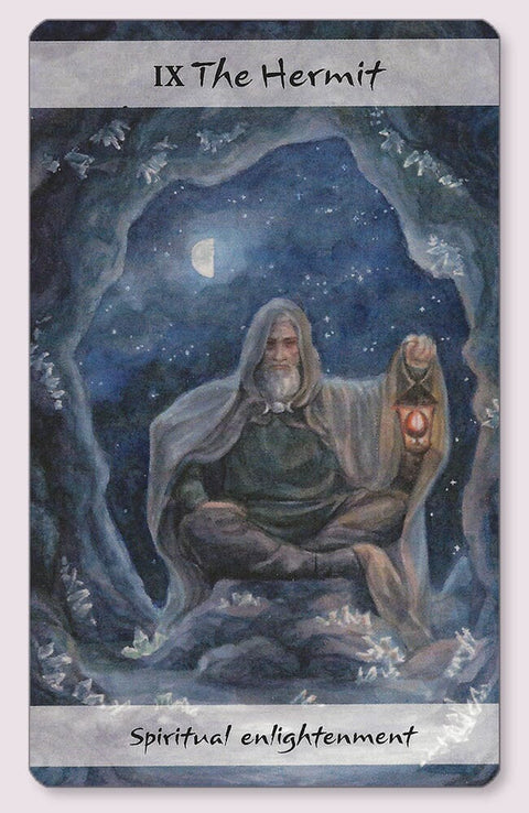 tarot korta The Hermit (IX) akvarelinė mėlyna versija, vienuolis su žibintu oloje, priekinis kortos variantas