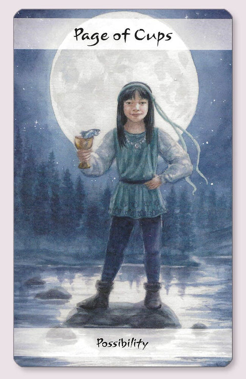 tarot korta Puodelių puslapis, auksuotu taurės akcentu ir mėlyno‑žaliu apdaru, naktinės mėnulio scenos variantas