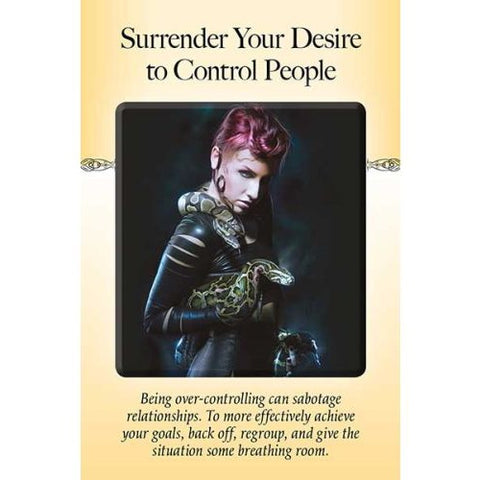 Knyga Surrender Your Desire to Control People su geltonu viršeliu, centre moteris su gyvate ir patarimu atsitraukti ir leisti kitam erdvės
