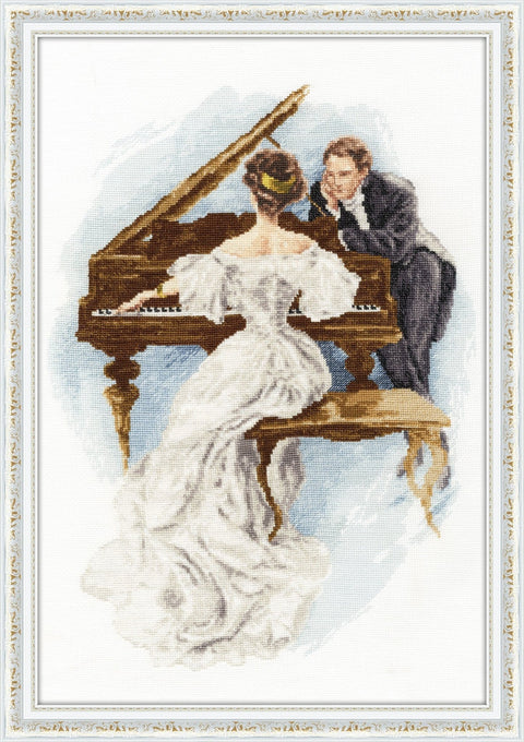 Siuvinėjimo rinkinys Muzikantas – detalus kryželių paveikslas moters balta suknele prie fortepijono, 40×60 cm, baltas rėmas
