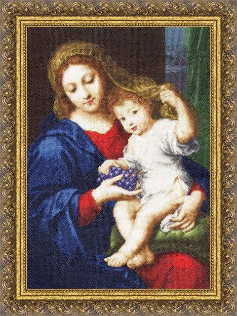 Siuvinėtas paveikslas Madona su kūdikiu, gilios mėlynos ir raudonos spalvos, ornamentinis auksinis rėmas, priekinis artimas kadras