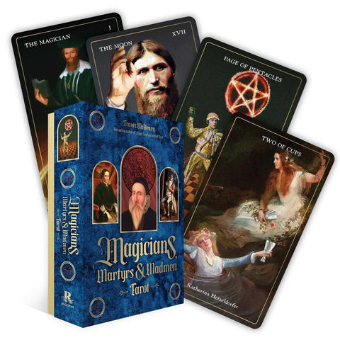 Tarot kortos Magicians Martyrs & Madmen – mėlynas dėklas, atvertas komplektas su keliais didelės kortos pavyzdžiais ir priekiu įžiūrimu prekės ženklu