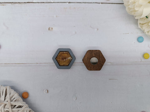 Medinis hexagon magnetas, rudos medienos ir pilko rėmo variantai: auksinis dervos intarpas priekinėje ir stiprus magnetas nugarėlėje