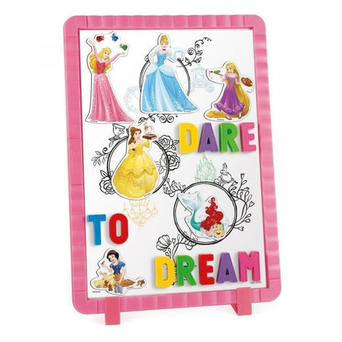 Magnetinė lenta su rožiniu rėmu ir spalvingais Disney princesių magnetais bei raidėmis „Dare to Dream“