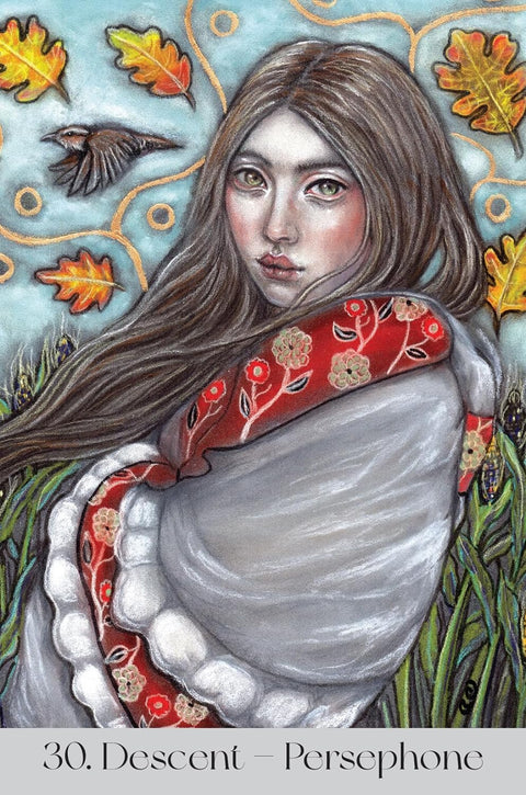 Persefonės korta – elegantiška tarot korta su ilgais plaukais, raudonu gėlių raštuotu švarku ir rudens lapais, art-focused portretas skiriasi detaliu ornamentuotu apkirpimu