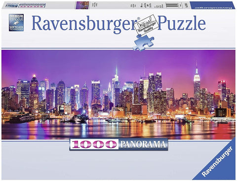 Dėlionė Ravensburger 1000 detalių panorama: Niujorko miesto skyline naktį su violetiniu dangumi ir vandens atspindžiais