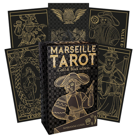 Tarot kortos Marseille Gold & Black leidimas — juoda dėžutė su aukso linijų iliustracija ir kelios aukso‑juodos didžiosios arkos kortos fone
