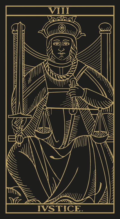 Tarot korta Teisingumas, vertikalus priekis su juodu fonu ir auksiniu kontūru, detalus minimalistinis dizainas