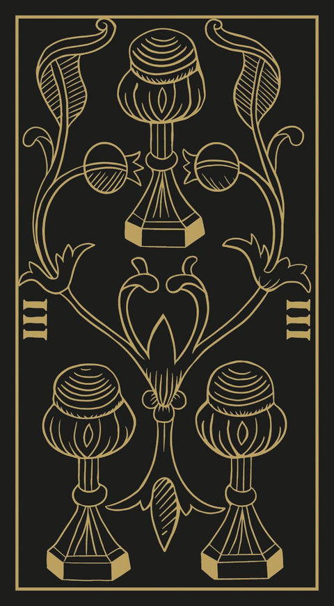 Tarot korta su juoda fono nugarėle ir auksiniu simetriniu ornamentu, vertikali kompozicija su romėniškais III