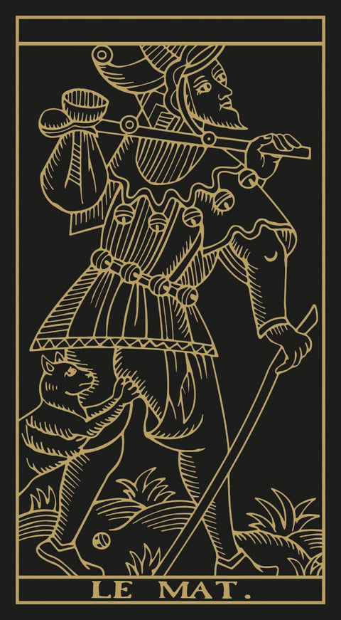 tarot korta Le Mat juoda su auksinėmis linijomis, piligrimo figūra ir katė, vertikalus plakato dydžio variantas