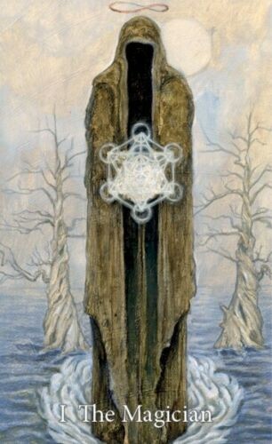 Tarot korta The Magician, priekinė pusė pilkšvai rudos spalvos, uždara stambi figūra su švytinčiu mistiniu simboliu centre
