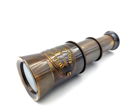 Rankinis teleskopas 'Dollond London', žalvario apdaila, iš kampo matomi ištraukti cilindrai ir ryškus graviravimas