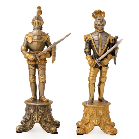 Riteris ant ornamentuoto pjedestalo, auksinės ir sidabrinės apdailos, stovintis su kalaviju, parodyti du skirtingi variantai