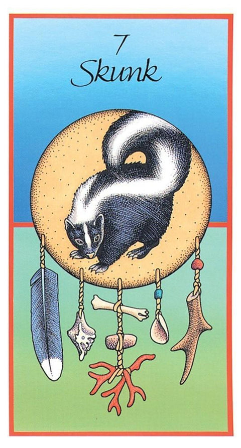 tarot korta skunkas: iliustracija su juodai baltu skunkso atvaizdu ant mėlyno–žalio fono ir kabančiais amuletais