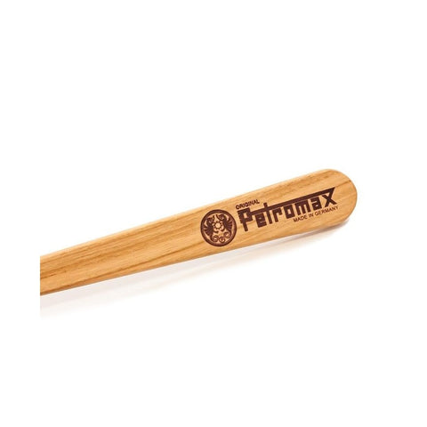 Rankena Petromax iš šviesaus ąžuolo medžio, šviesiai ruda, arti užfiksuotas lazerinis logotipas ir medienos tekstūra