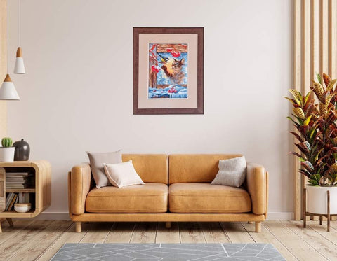 Rėmintas paveikslas su spalvingu lapės žiemos motyvu tamsiame mediniame rėme, kabinamas vertikaliai virš karamelinės sofos, aproks. 50×70 cm