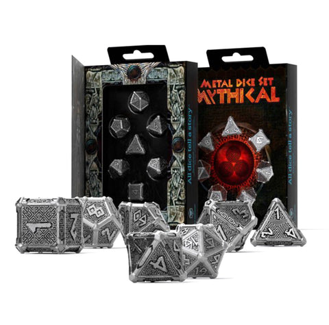 Metaliniai kauliukai Mythical, sidabriniai su detaliais geometriniais raižiniais, pilnas RPG komplektas šalia pakuotės