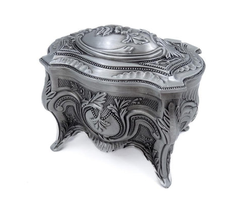 Papuošalų dėžutė antikinio stiliaus, alavo pilka, raižyti gėlių motyvai ir trikojė forma, parodyta iš pasvirusio viršaus