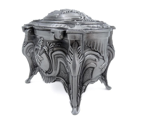 Juvelyrinė dėžutė sidabrinė antikvarinė metalinė, priekinis dešinysis kampas su išraiškingais reljefiniais ornamentais