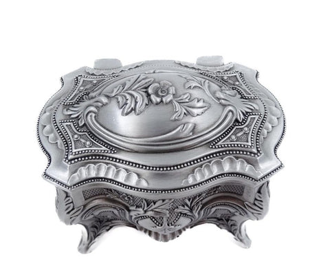 Sidabrinė papuošalų dėžutė su išskirtiniais ornamentais, antikvarinio stiliaus, parodyta iš viršaus, tinkama žiedams ir auskarams