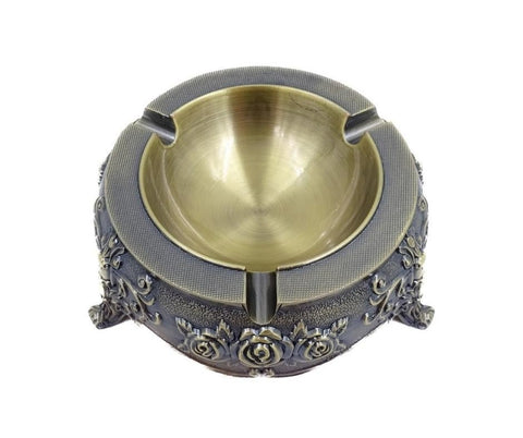 Peleninė antikinio žalvario atspalvio, su gėlių raižiniais, trikojėmis kojelėmis ir trimis cigarečių laikikliais, matoma iš viršaus