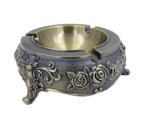 Peleninė antikvarinio žalvario su rožių reljefais, trimis kojelėmis ir trimis cigarečių angomis, matoma iš priekio šono