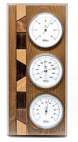 Orų stotelė su trimis baltais ciferblatais (termometras, barometras, higrometras) ant tamsiai rudo medžio rėmo