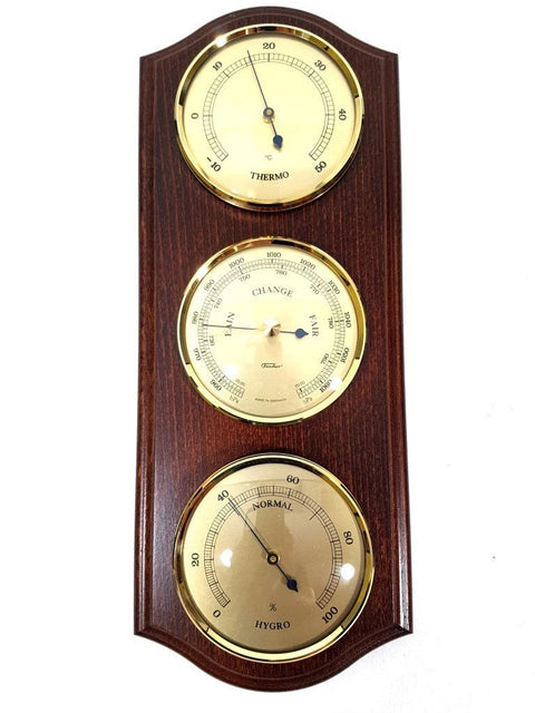 Meteorologinė stotelė su tamsiai ruda medine lentele ir trimis auksiniais ciferblatais: termometras, barometras, higrometras