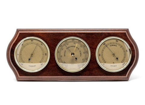 Meteorologinė stotelė vintažinio stiliaus, tamsaus medžio korpusas su trimis žalvariniais ciferblatais: termometras, barometras ir higrometras, priekis