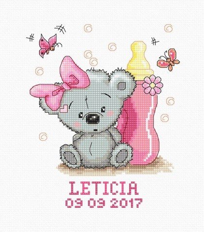Personalizuotas siuvinėjimo paveikslėlis kūdikiui su pilku lokiu, rožiniu buteliuku, drugeliais ir vardu Leticia bei data 09.09.2017