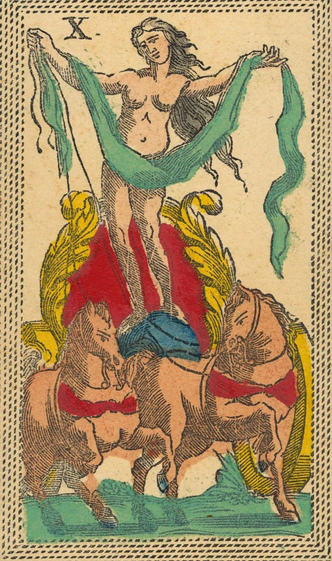 tarot korta X, rankų darbo spalvota antikvarinė karietos korta su stovinčia moterimi ir dviem arkliais, priekinė pusė, unikalus variantas