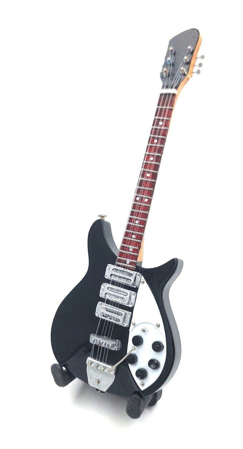 Elektrinė gitara juoda, trijų pikapų ir balta valdymo plokštė, raudonas grifas, stovinti priekiniu kampu