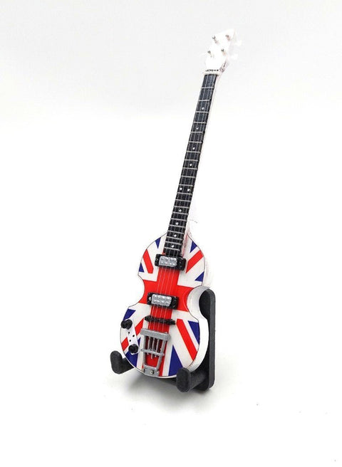 Elektrinė gitara su Didžiosios Britanijos vėliavos raštais, raudonai‑mėlyna, kompaktiška mini versija ant juodo stovo