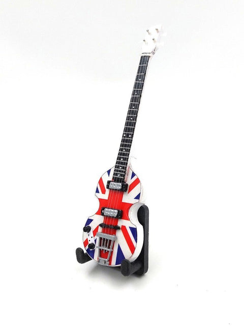Elektrinė gitara su Union Jack raštu, baltos-raudonos-mėlynos spalvos boso formos variantas ant stovo, žiūrima iš priekio