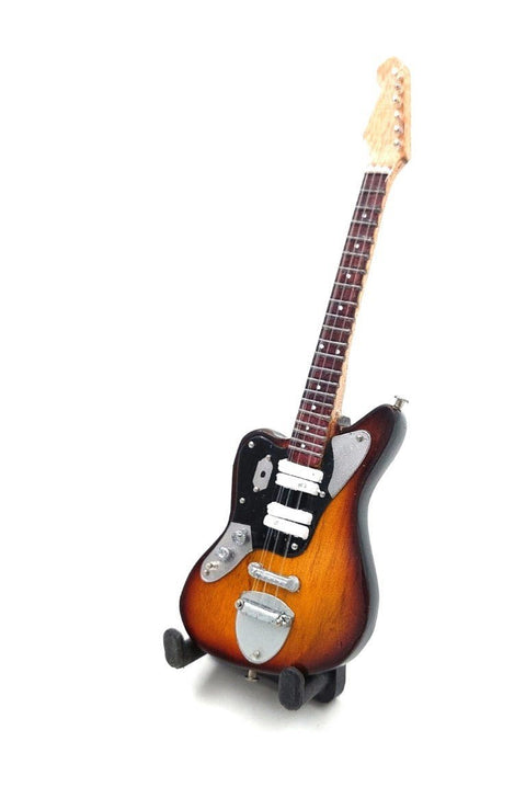 Elektrinė gitara mažo 3/4 formato su sunburst apdaila, rožinio medžio grifu ir chromuotais tiltais, trijų ketvirtinių kampu ant stovelio