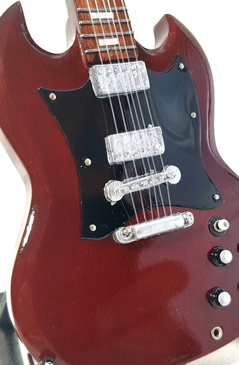 Elektrinė gitara tamsiai raudona SG tipo kėbulo priartinimas, matomi chromuoti pikapai ir valdymo rankenėlės