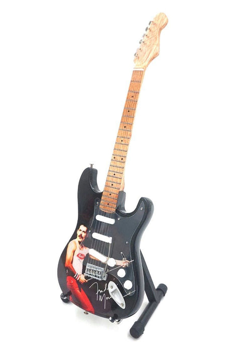 Elektrinė gitara juoda su liepos medžio kaklu, Freddie Mercury piešinys ant korpuso, miniatiūrinė kolekcinė versija ant stovelio