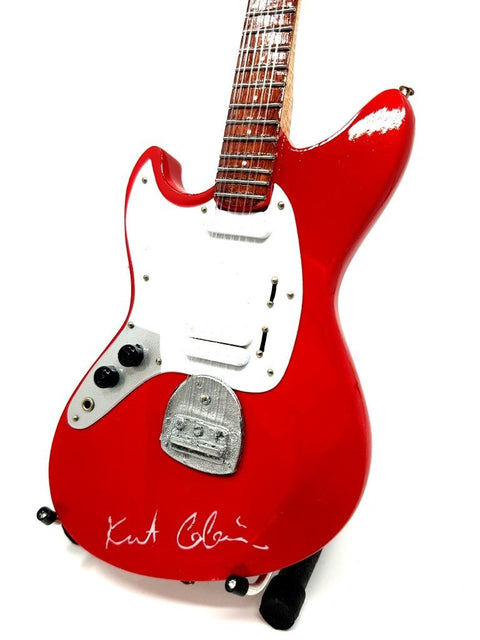 Elektrinė gitara raudona su baltu pickguardu, dviem pikapais ir chromuotu tiltu, kūno arti kadre su autografu