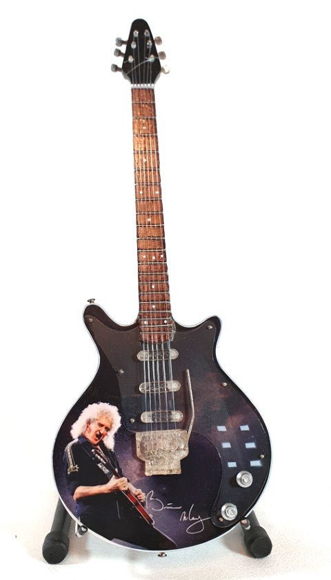 Elektrinė gitara juoda su Brian May atvaizdu ir parašu, trijų pikapų ir chromuoto tremolo, pilnas priekis