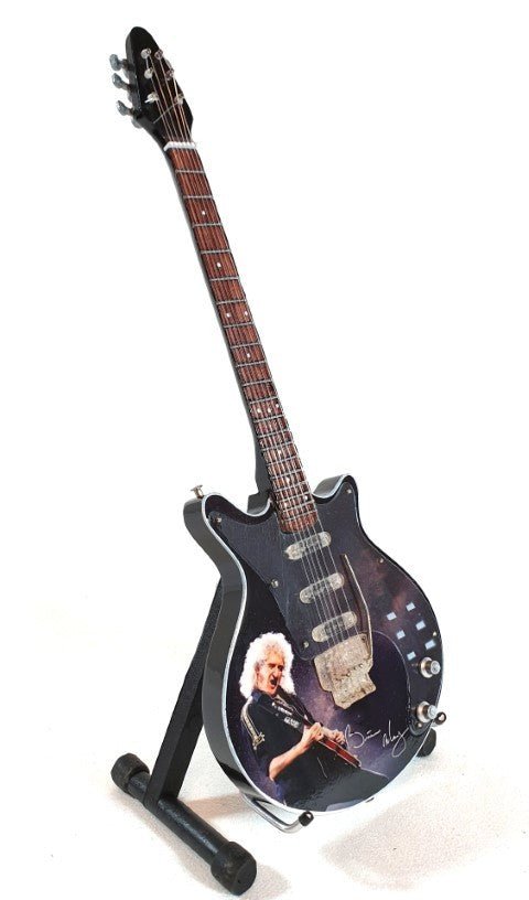 elektrinė gitara miniatiūra, juoda 1:4 modelis su atlikėjo portreto lipduku ir parašu, sidabrinė apdaila, ant stovo