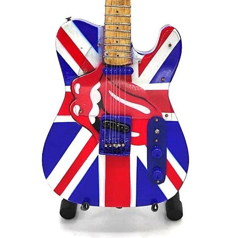 Elektrinė gitara su Union Jack apdaila ir raudono liežuvio grafika, parodyta priekinėje pusėje ant stovų