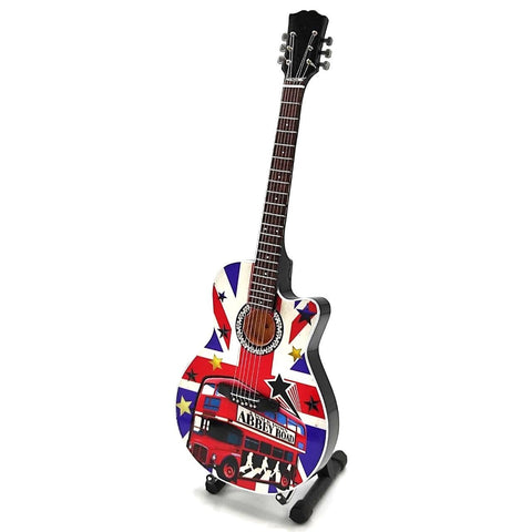 Akustinė gitara su Union Jack piešiniu ir raudonu dviaukščiu autobusu Abbey Road ant korpuso, priekis, standartinis 4/4 dydis