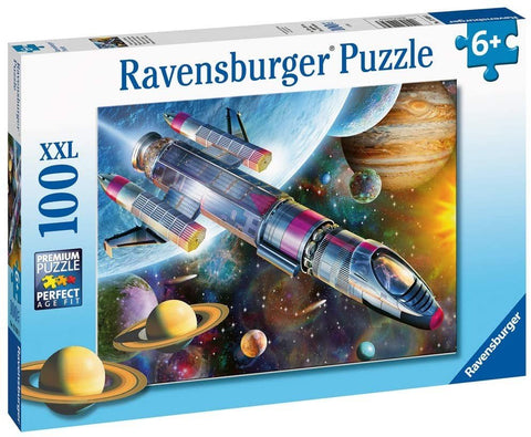 Dėlionė Ravensburger XXL, 100 det., spalvingas kosminis piešinys su erdvėlaiviu ir keletu planetų ant dėžutės priekinės pusės