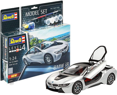 BMW i8 modelis Revell 1:24 sidabrinis komplektas su pakuote ir atidarytomis sparnų formos durimis, rodomas surinktas variantas