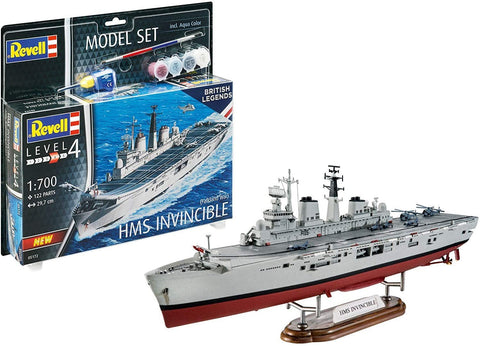 HMS Invincible modelio rinkinys Revell 1:700, pilkai ir raudonai dažytas, surinktas ant medinio stovelio, pakuotė fone