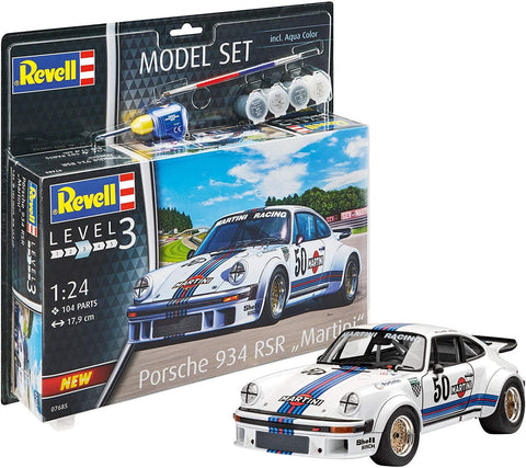 Porsche 934 RSR modeliukas Revell 1:24 baltas su Martini juostomis, surinktas prie dėžutės ir pridėto dažų rinkinio
