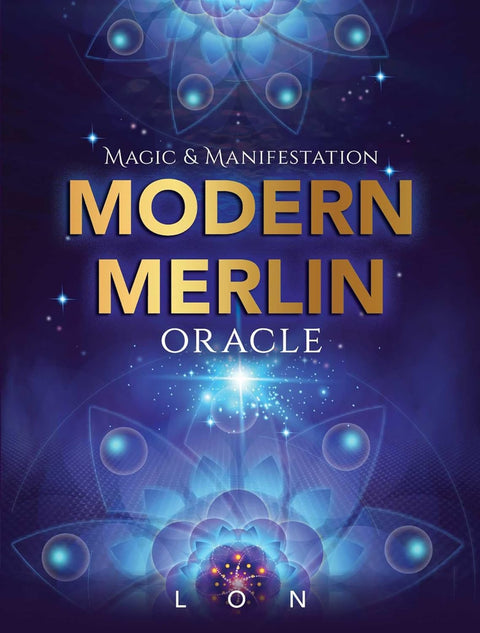 Oracle kortų rinkinys Modern Merlin su mėlyno‑violetiniu viršeliu, auksiniais užrašais ir spindinčia mandalos grafika, prekinis variantas.