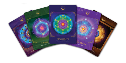 Orakulo kortos penkių spalvotų mandalų komplektas, ištiesytos fanu, viduryje matoma violetinė „Possibility“ korta